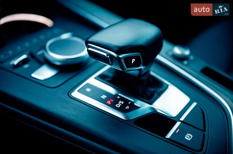 Седан Audi A4 2018 в Харкові