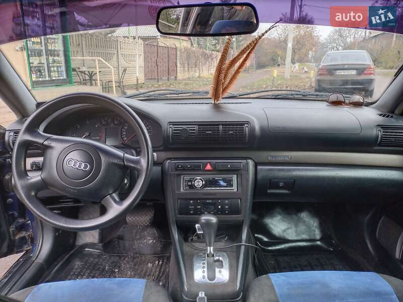 Седан Audi A4 2000 в Роздільній