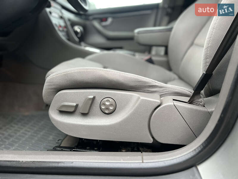 Седан Audi A4 2003 в Жовкві