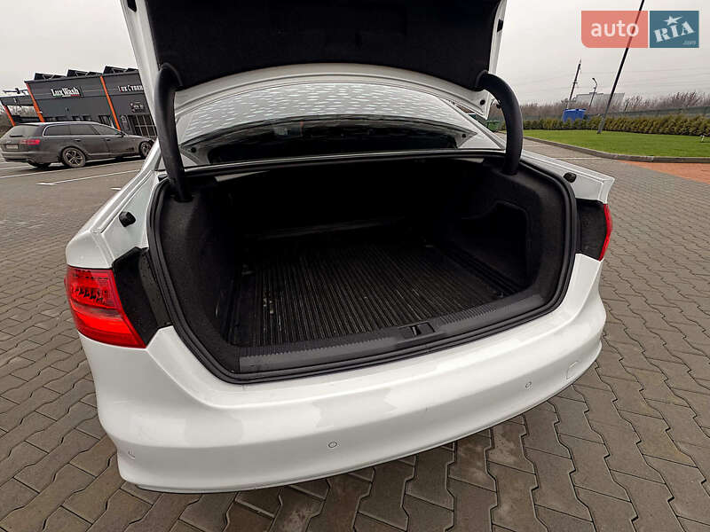 Седан Audi A4 2013 в Виннице