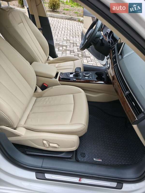 Седан Audi A4 2018 в Ромнах