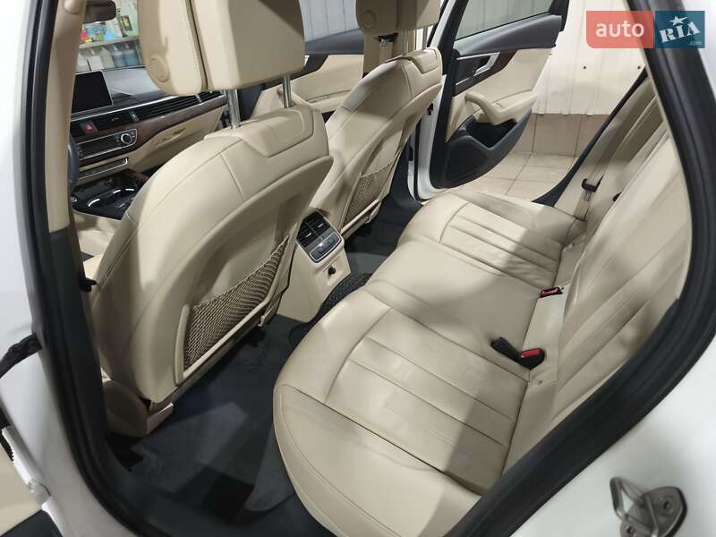 Седан Audi A4 2018 в Ромнах