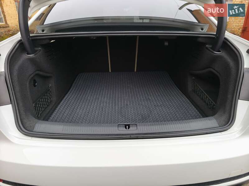 Седан Audi A4 2018 в Ромнах