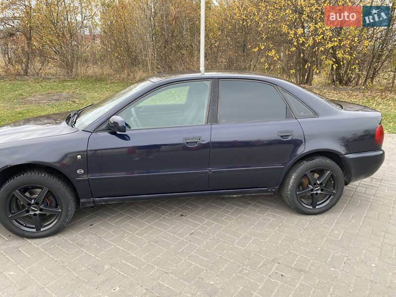 Седан Audi A4 1996 в Нововолынске