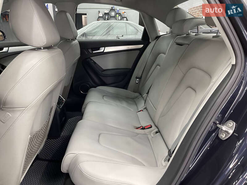 Седан Audi A4 2013 в Львове