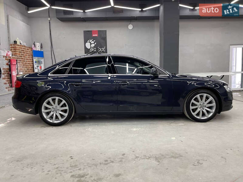 Седан Audi A4 2013 в Львове