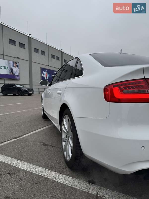 Седан Audi A4 2012 в Вишневом