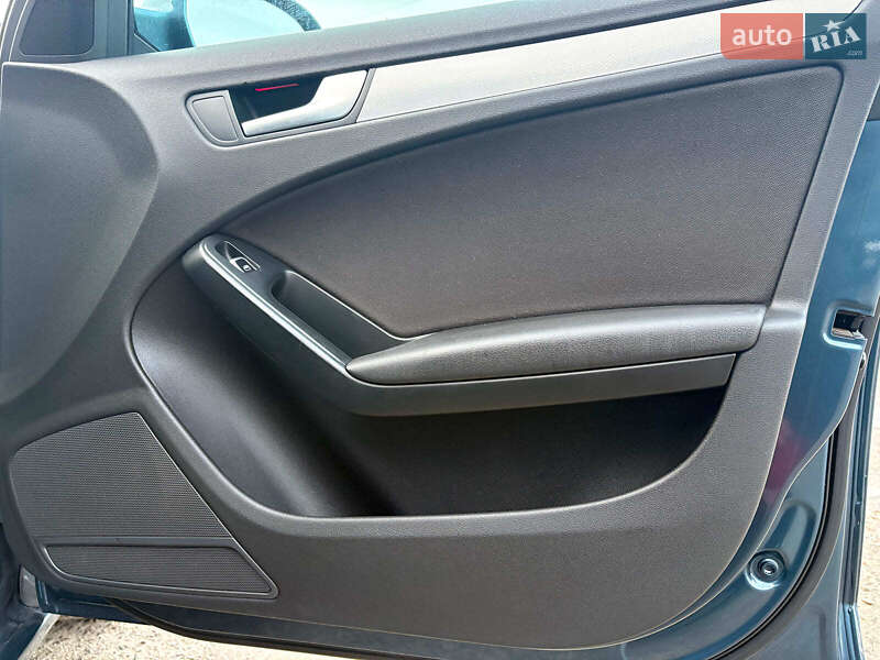 Седан Audi A4 2015 в Львове