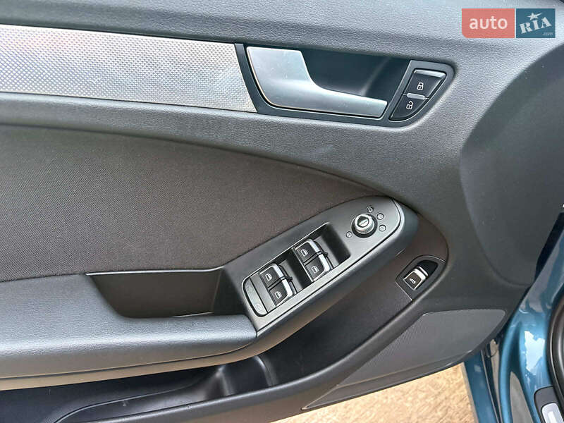 Седан Audi A4 2015 в Львове