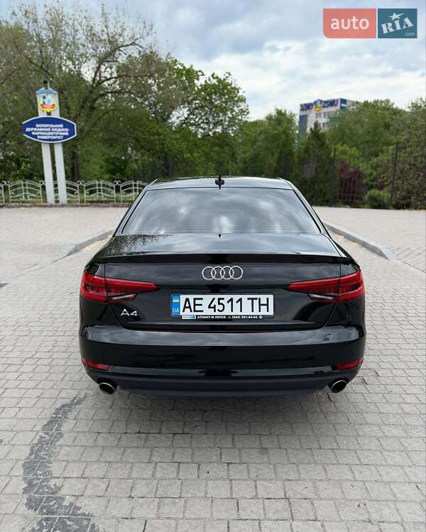 Седан Audi A4 2015 в Львове
