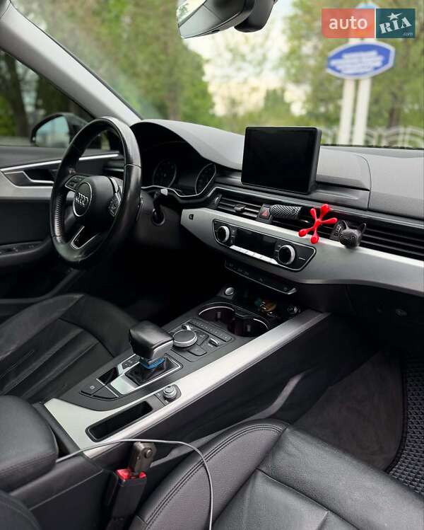 Седан Audi A4 2015 в Львове