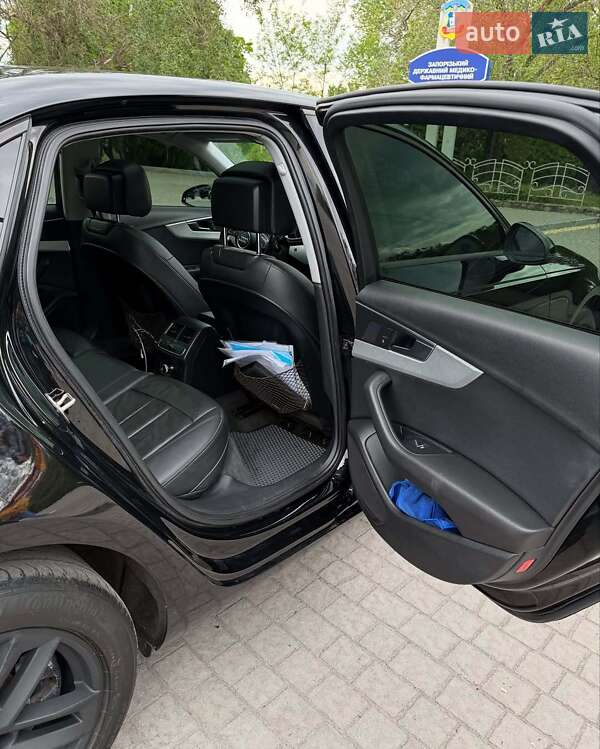 Седан Audi A4 2015 в Львове