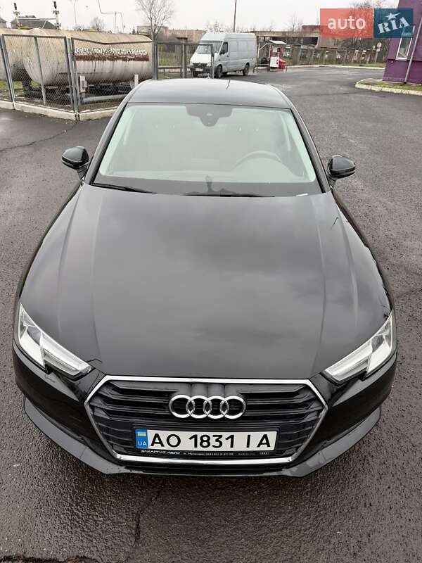 Седан Audi A4 2016 в Мукачево