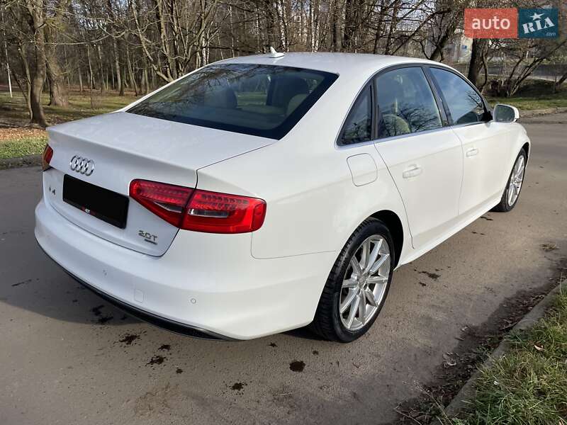Седан Audi A4 2014 в Львове