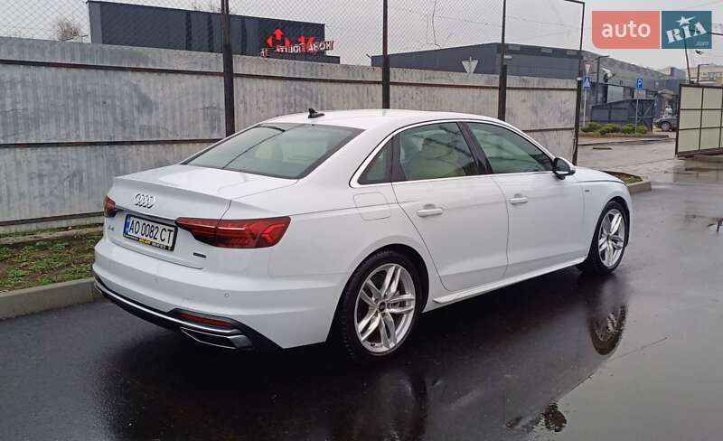 Седан Audi A4 2022 в Ужгороде