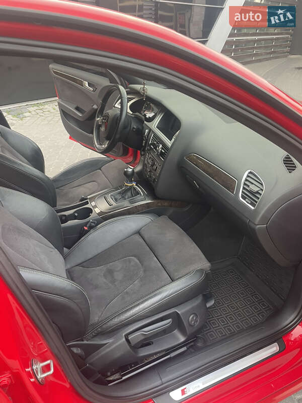 Седан Audi A4 2011 в Новояворовске