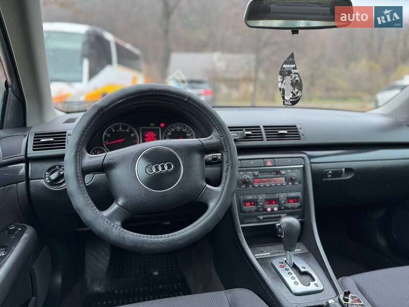 Седан Audi A4 2003 в Долине
