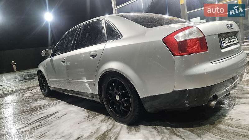 Седан Audi A4 2002 в Дерно