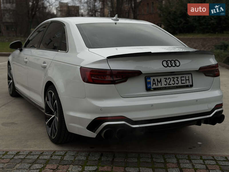 Седан Audi A4 2015 в Коростене