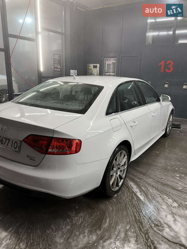 Седан Audi A4 2011 в Ровно