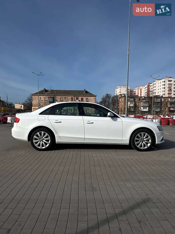 Седан Audi A4 2012 в Виннице