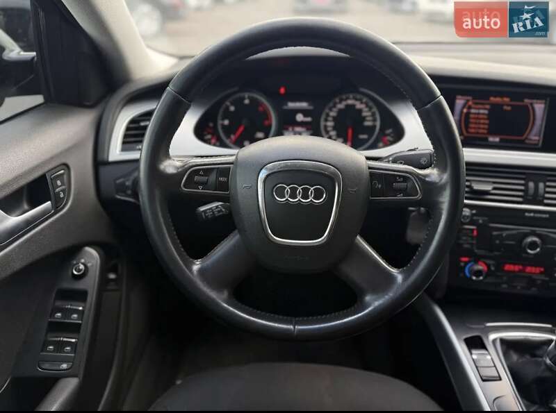 Седан Audi A4 2012 в Львове