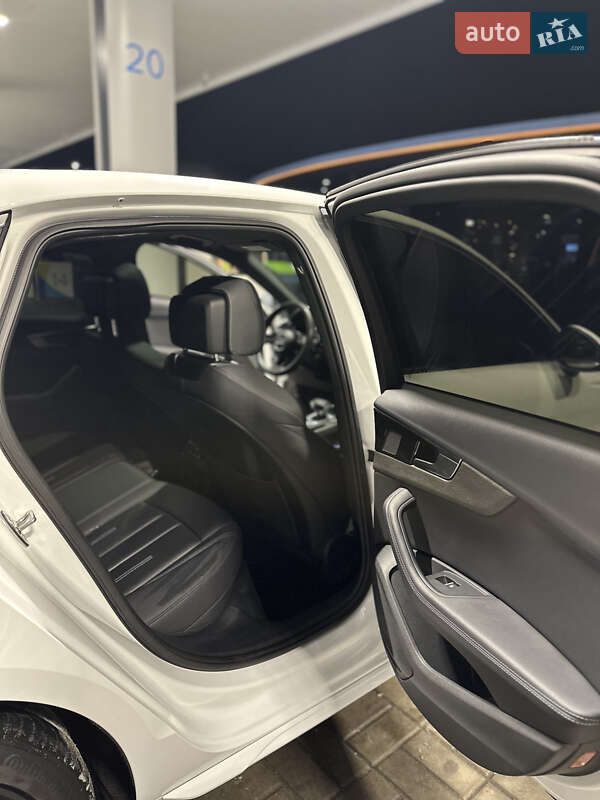 Седан Audi A4 2022 в Киеве