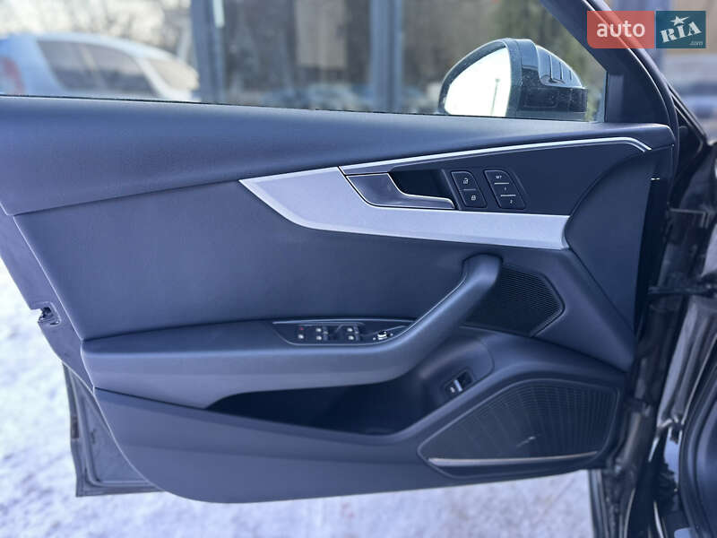 Седан Audi A4 2016 в Львове