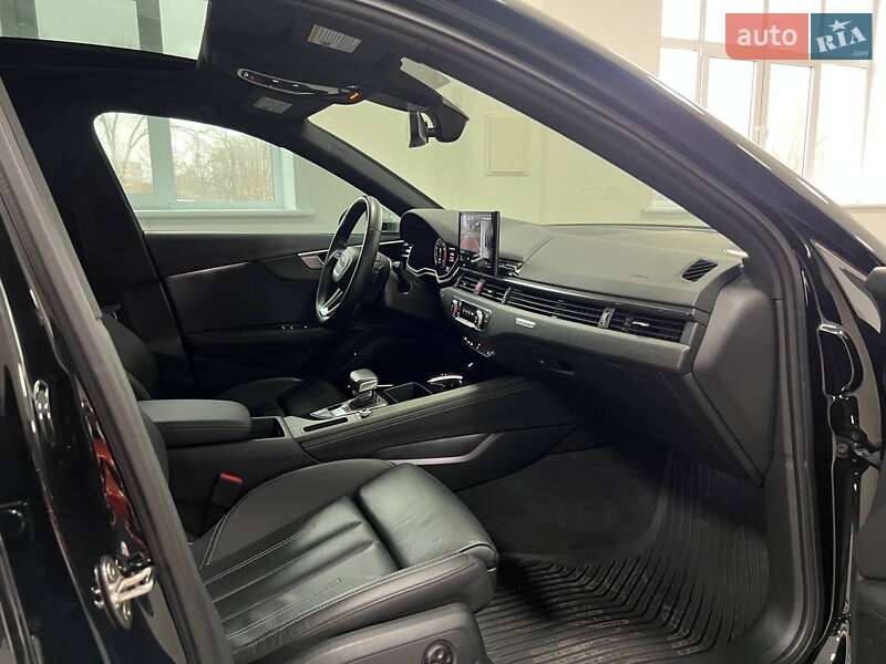 Седан Audi A4 2023 в Полтаві