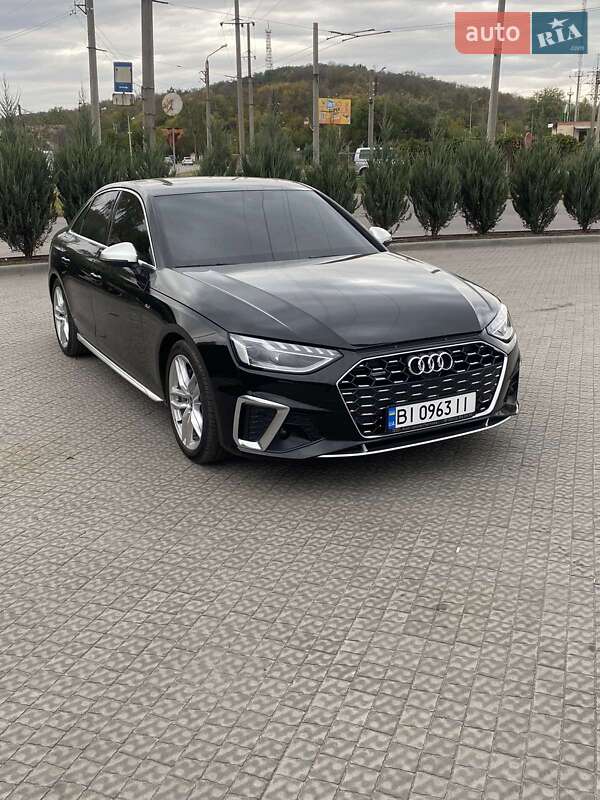 Седан Audi A4 2023 в Полтаві