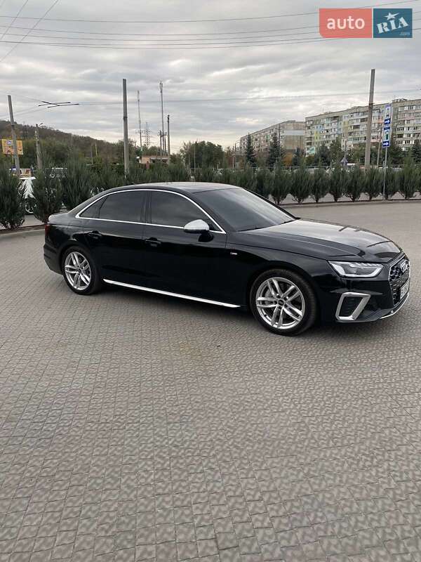 Седан Audi A4 2023 в Полтаві
