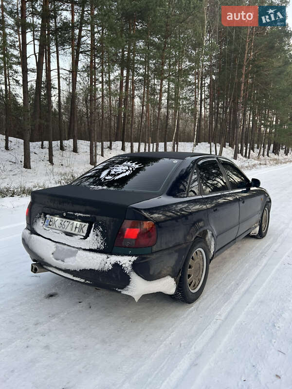 Седан Audi A4 1998 в Дубровице
