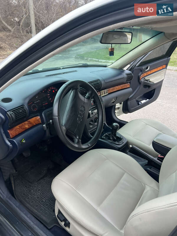 Седан Audi A4 1995 в Полтаве