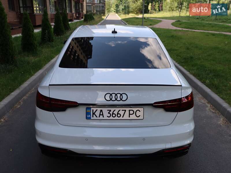 Седан Audi A4 2022 в Киеве