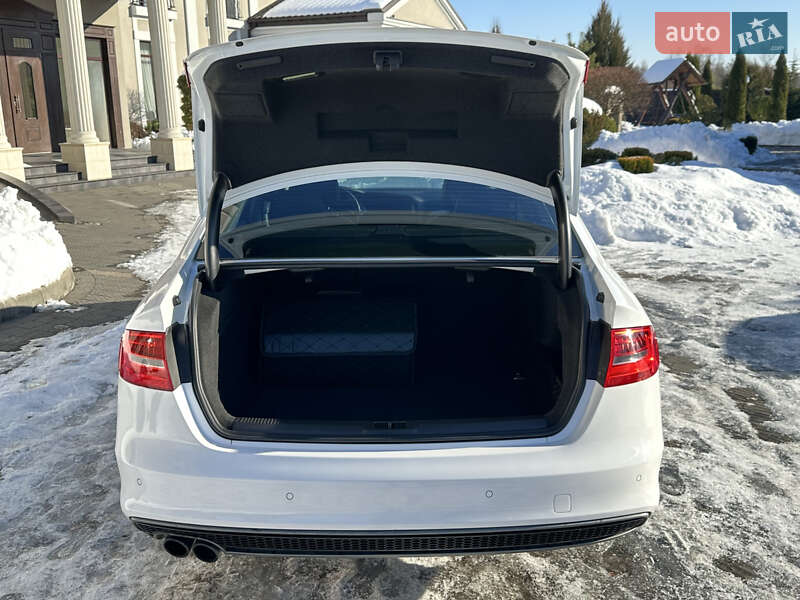 Седан Audi A4 2015 в Стрые