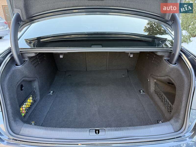 Седан Audi A4 2016 в Рівному
