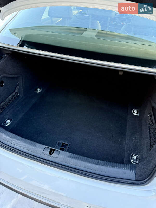 Седан Audi A4 2019 в Львове