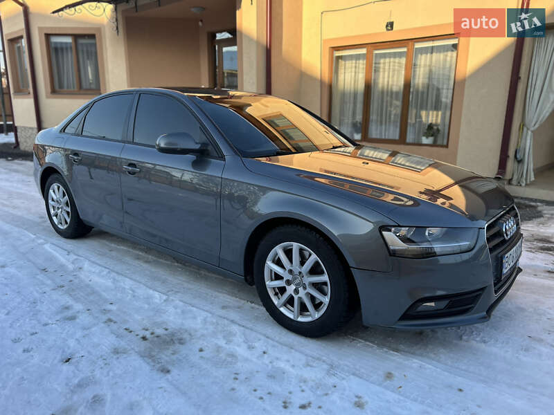 Седан Audi A4 2014 в Мукачевому