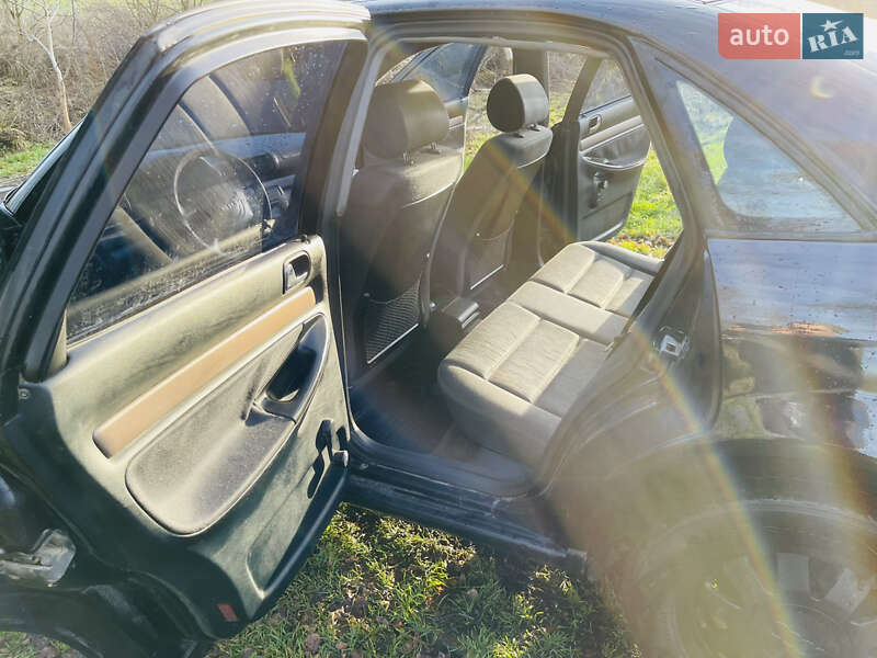 Седан Audi A4 1998 в Бурштині