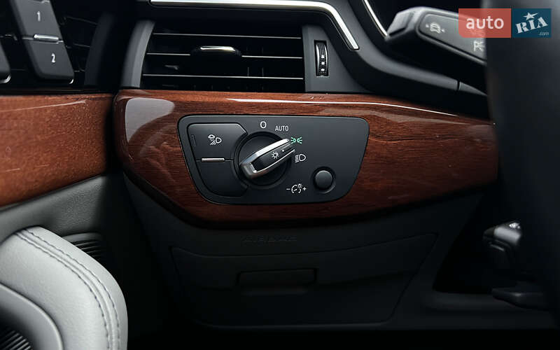 Седан Audi A4 2022 в Львове