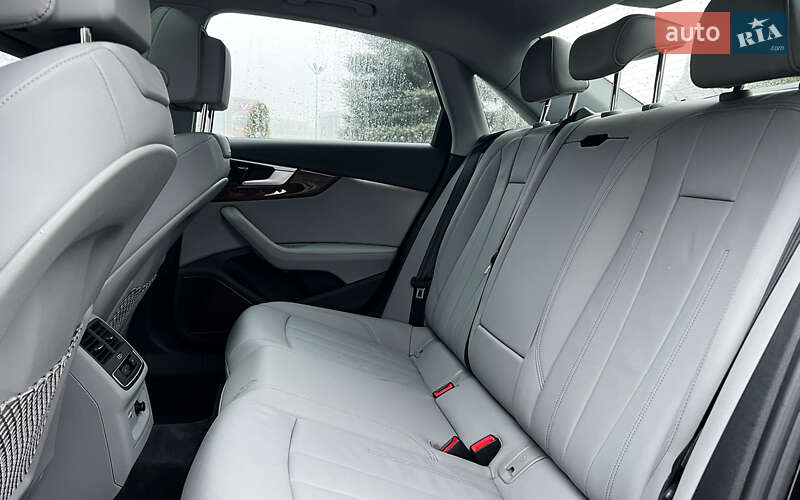 Седан Audi A4 2022 в Львове