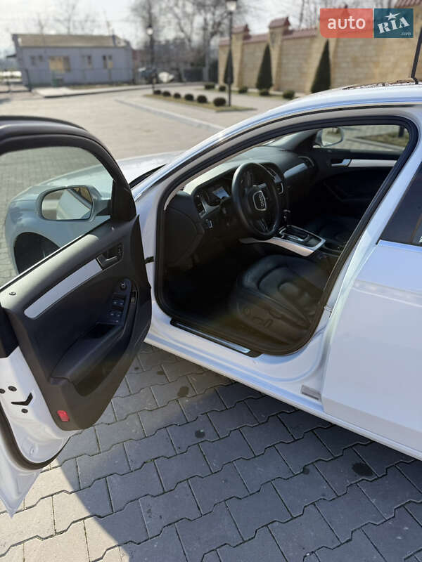 Седан Audi A4 2012 в Измаиле