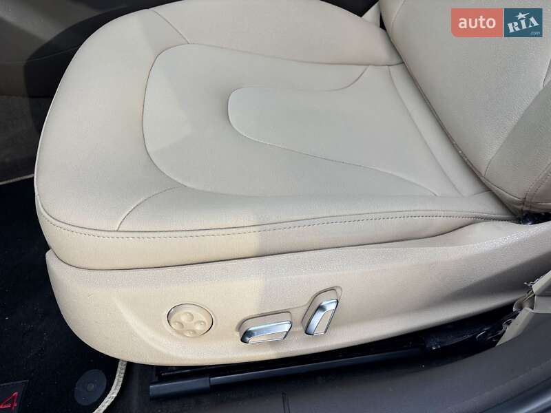 Седан Audi A4 2012 в Львове