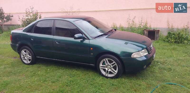 Седан Audi A4 1994 в Ужгороде