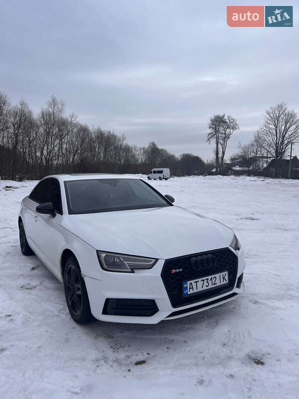 Седан Audi A4 2017 в Долині