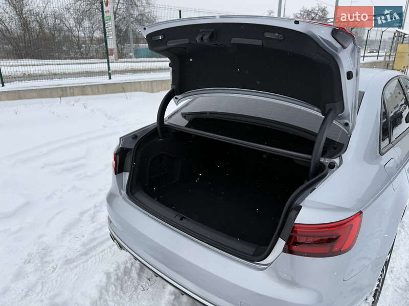 Седан Audi A4 2017 в Киеве
