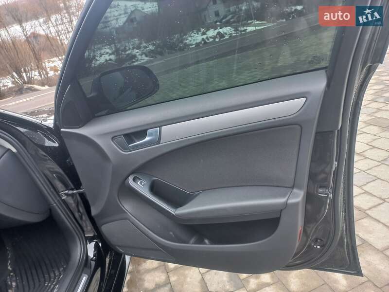 Седан Audi A4 2013 в Воловце
