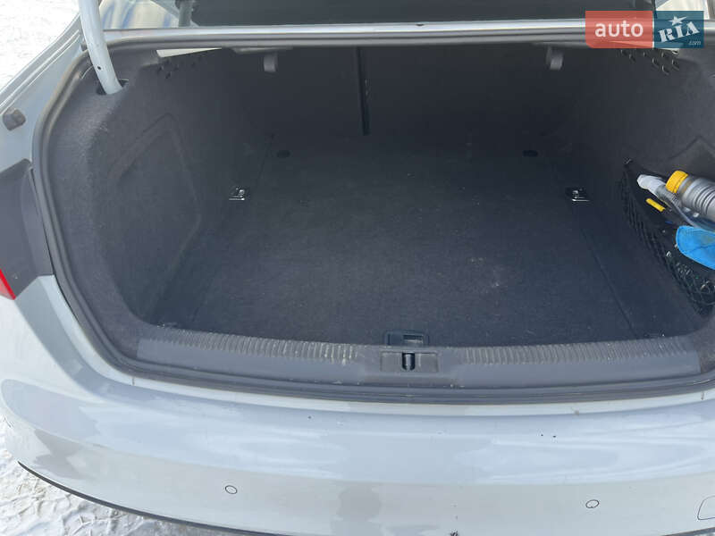 Седан Audi A4 2013 в Луцке