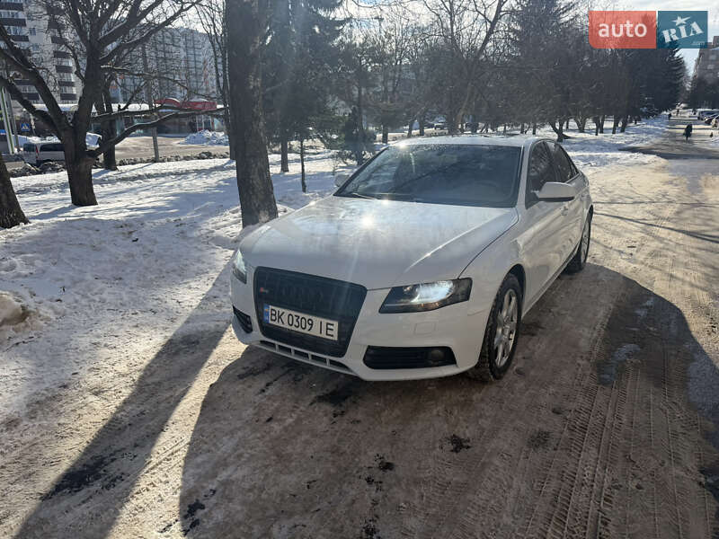 Седан Audi A4 2012 в Ровно