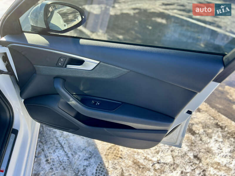 Седан Audi A4 2016 в Киеве